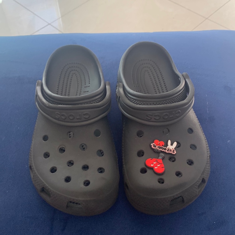 Crocs with bad bunny charms very comfortable